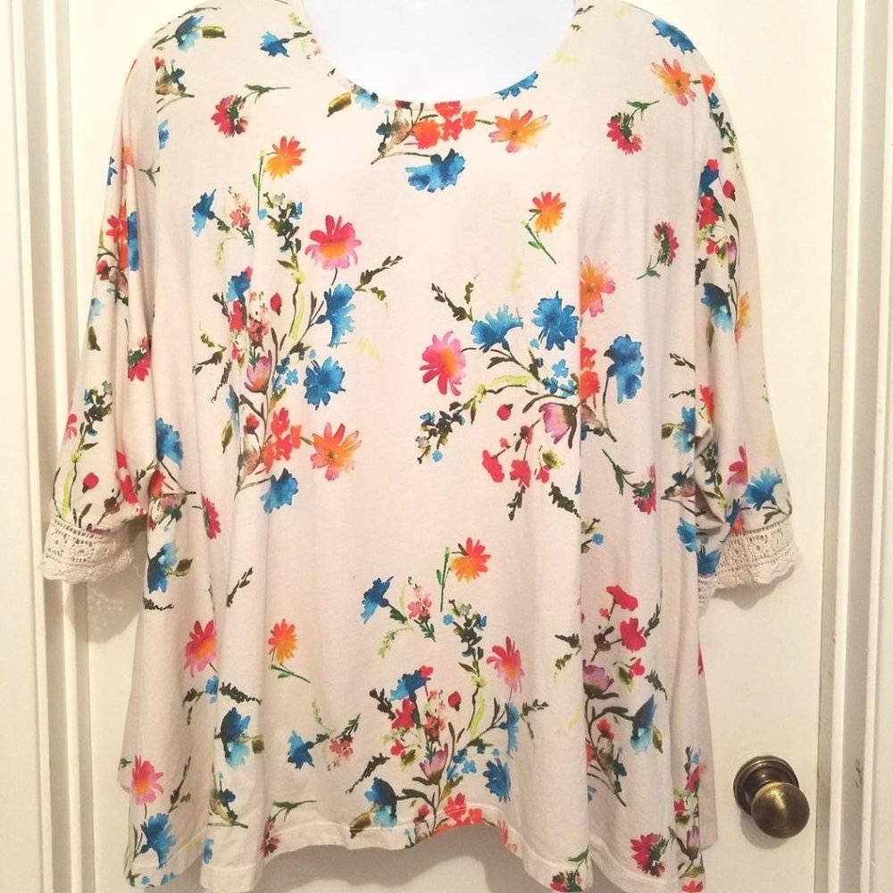 Floral 3/4 Sleeve Tunic with Lace Trim